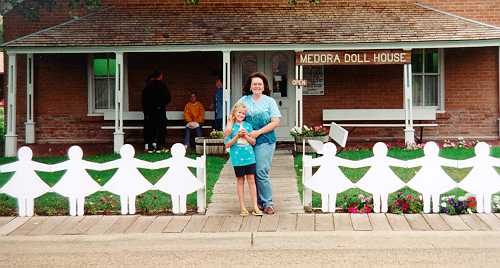 Vanessa & Starlit went to the Doll House Museum